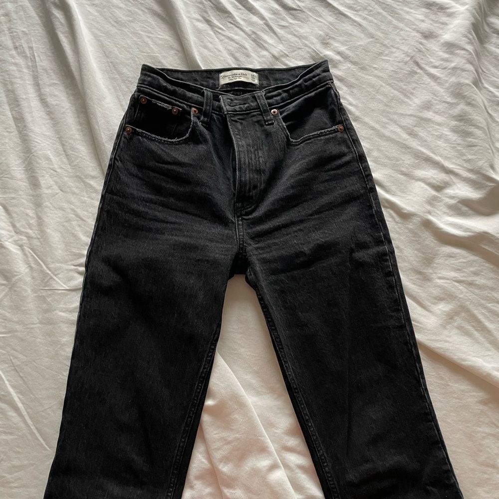 Abercombie 90s Straight Ultra High Rise Jean - SIZE 24 SHORT